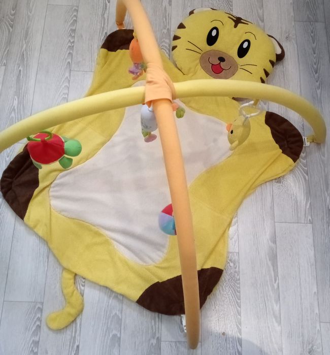 Развивающийся коврик для малыша