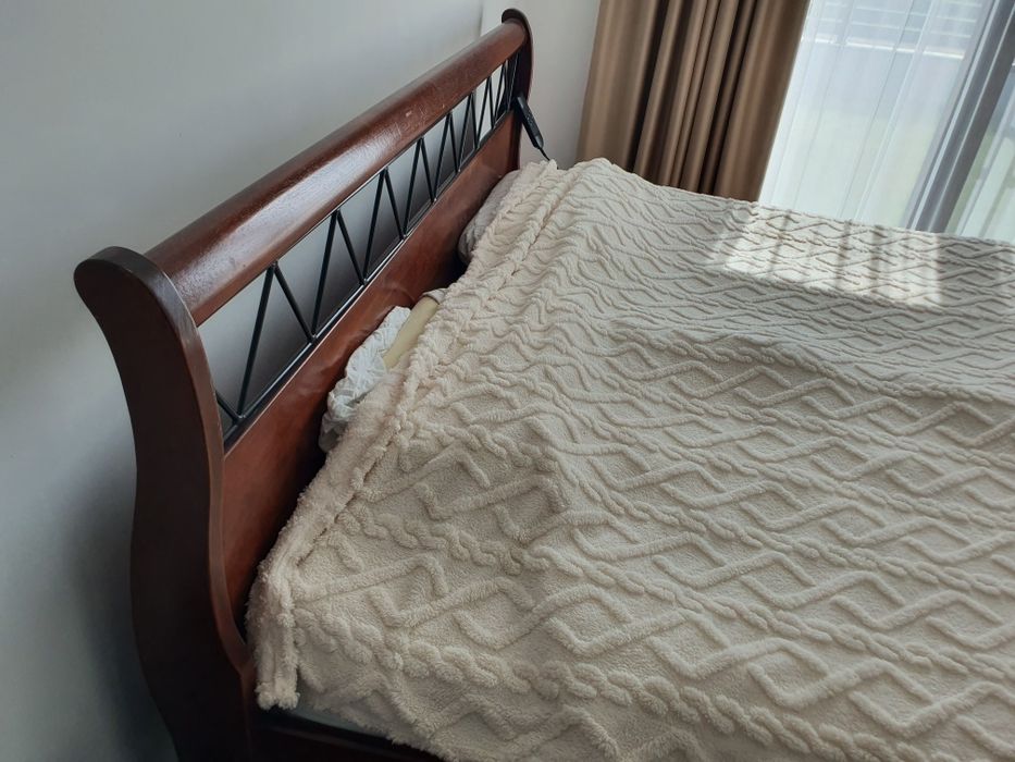 Продавам спалня от масивно дърво 180 / 200 см.