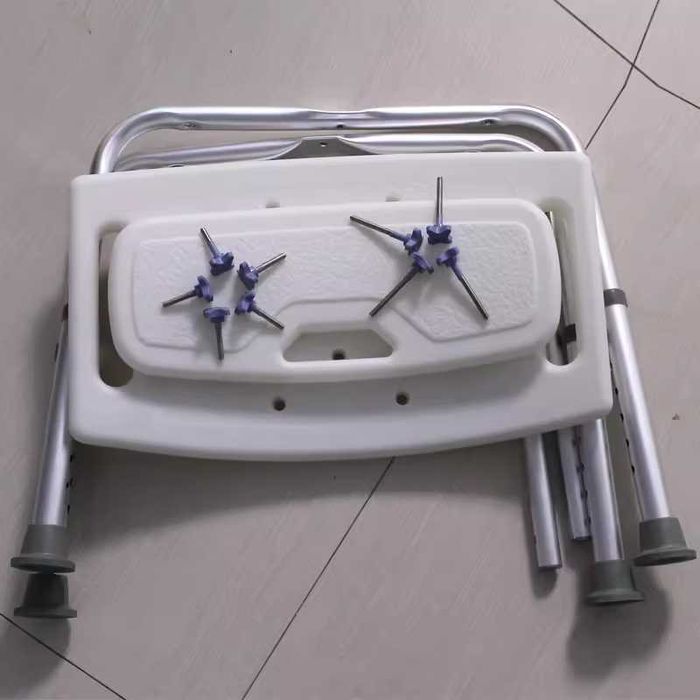 Стул для инвалидов с прорезями для принятия ванны.