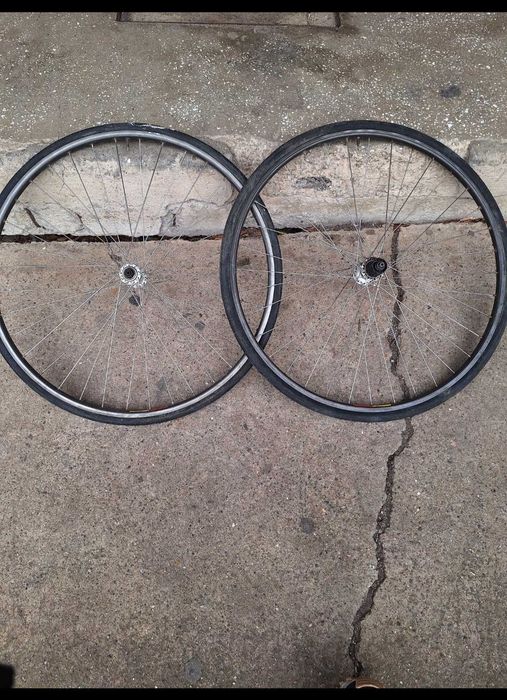 Vand doua roti de bicicleta