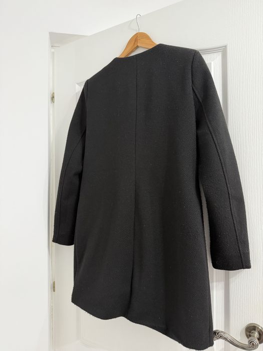 Trench negru cu guler rusesc