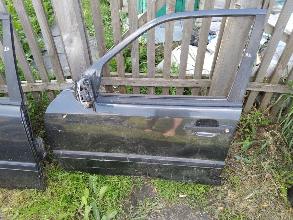 продам двери ,заднии переднии мерс с180.202