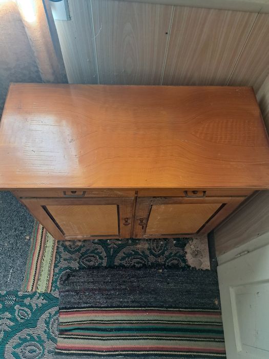 Старо дървено долапче