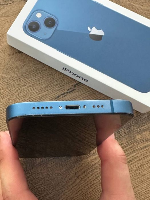 Продавам iPhone 13 128GB в много добро състояние
