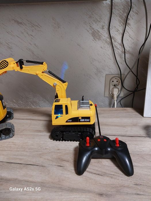 Два багера,голям и по малък единия е с дистанционно,заедно закупени