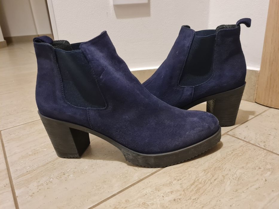 Botine / ghete albastre din piele intoarsa
