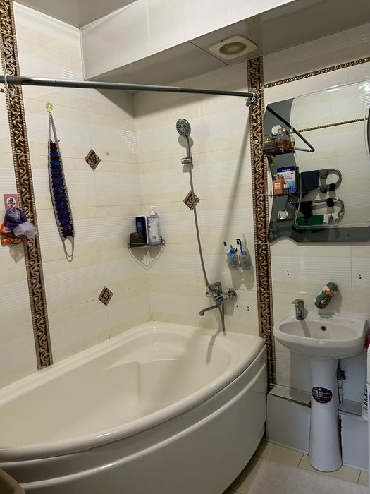 Продаётся 3х комнатная переделанная в 4 х квартира