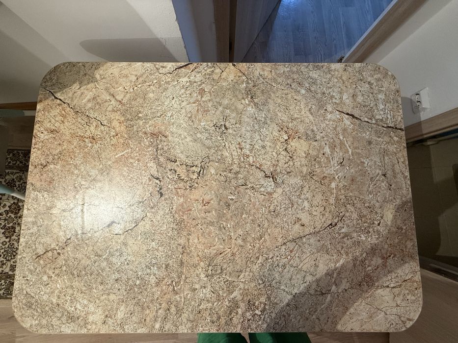 Кухонный стол в хорошем состоянии