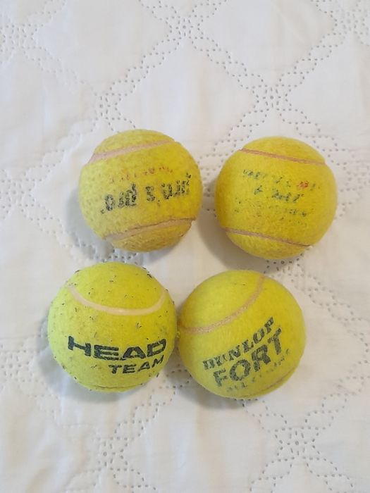 4 mingi de tenis