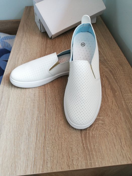 Бели пролетни обувки.