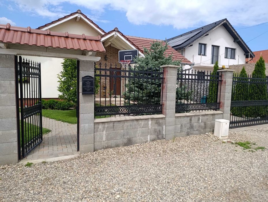 Casa de vânzare !!!