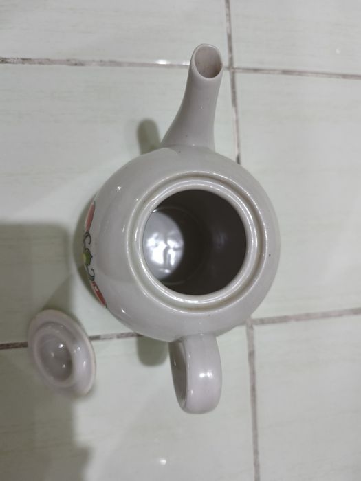 Заварочные чайники 2 л - 30000 сум,  и 0.6 л - 10000 сум, б/у