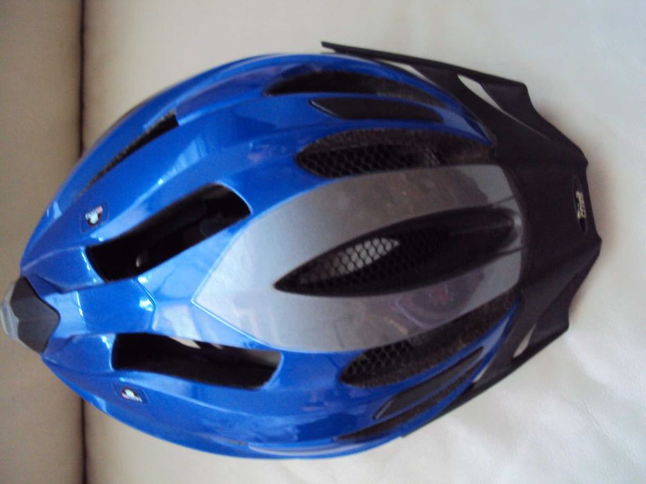 Велосипедна каска със сигнални лампички