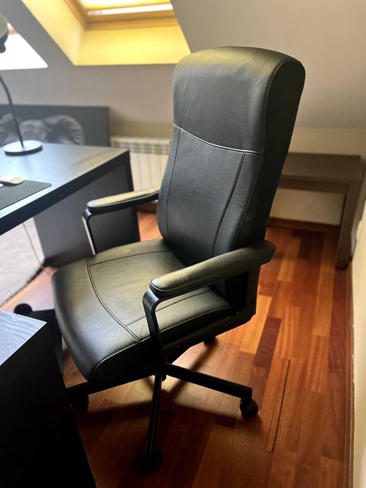 Въртящ се стол за бюро