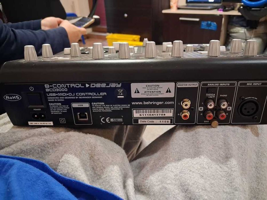 Продавам dj миксер berhinger