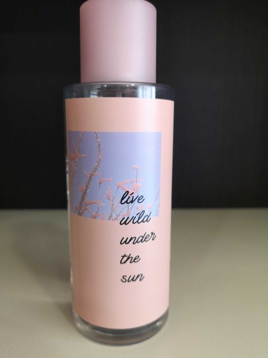 Спрей за тяло "Desert Petals" от колекцията PINK на Victoria's Secret.