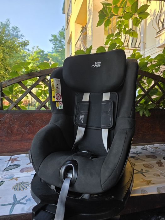 Scaun auto rotativ 360° Britax Römer Dualfix M i-Size (61-105 cm)Vând scaun auto pentru copii Britax Römer Dualfix M i-Size, culoare Cosmos Black,