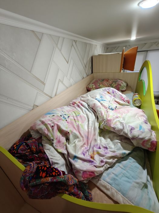 Детская кровать-чердак с лестницей и ящиками