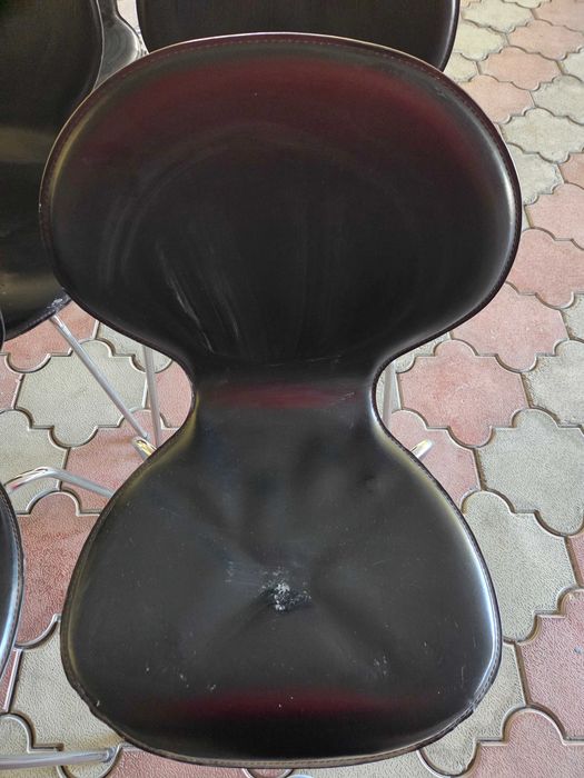 Стулья черные , материал кожа