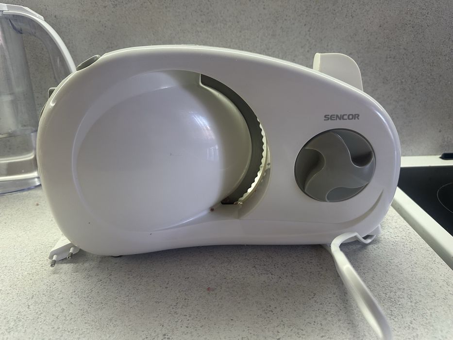 Продавам ел.машина за рязане на колбаси.