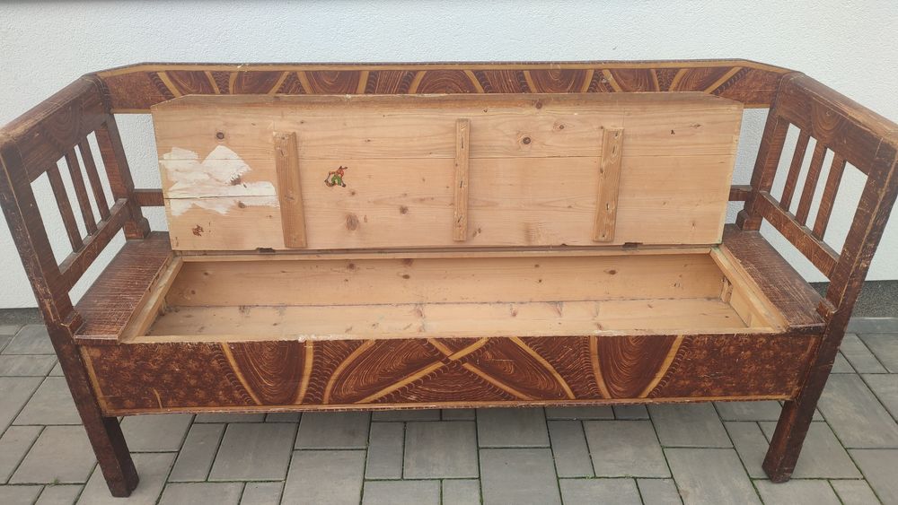 Banca veche din lemn, lavita
