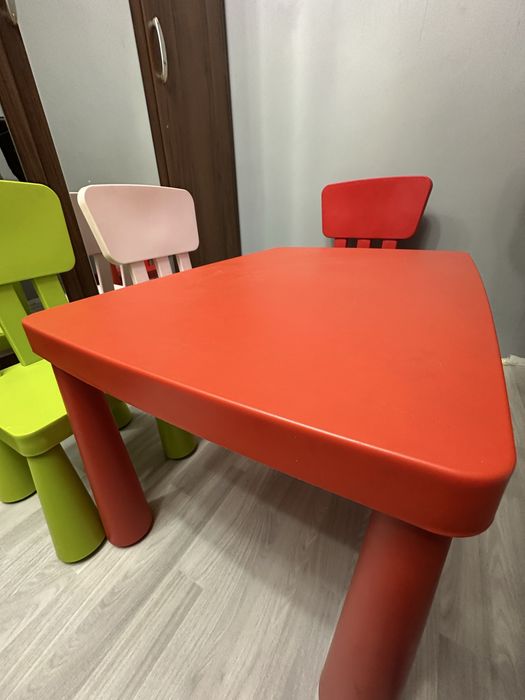 Продам детский стол со стульями
