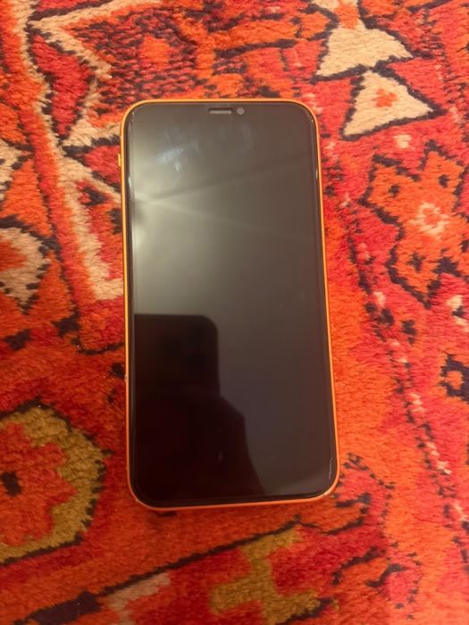 iPhone 11 64GB в хорошем состоянии
