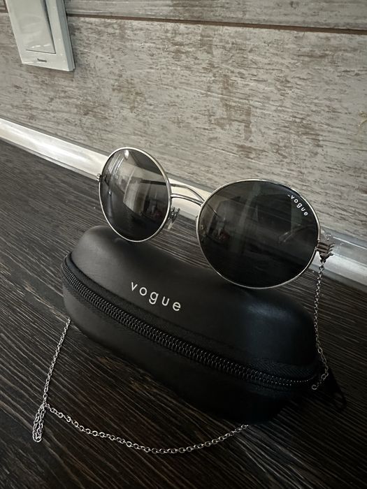 Оригинални слънчеви очила Vogue с аксесоари