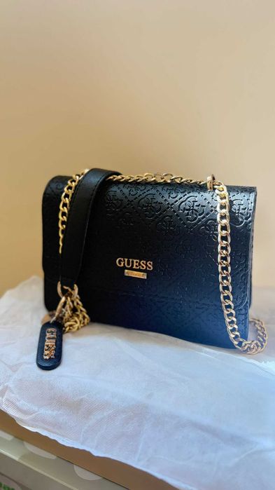 дамска черна чанта Guess с релефно лого и златни верижки