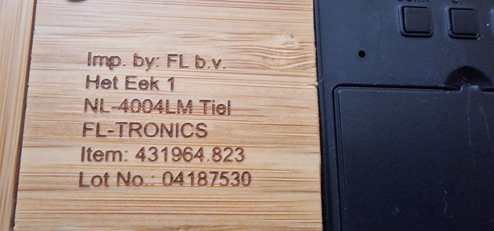 Ceas desteptator din bambus cu 3 alarme si incarcare wireless