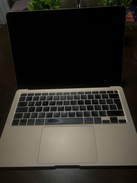 Страхотен  MACBOOK