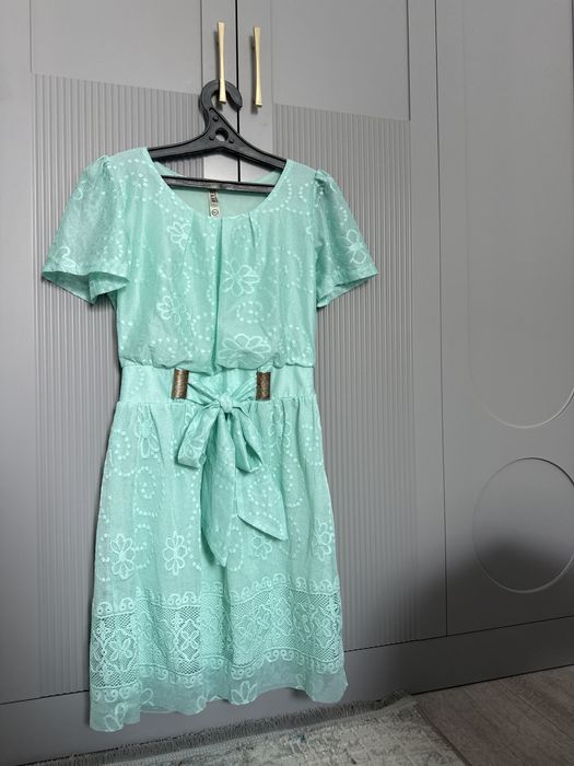 Нежное мятное платье из кружева