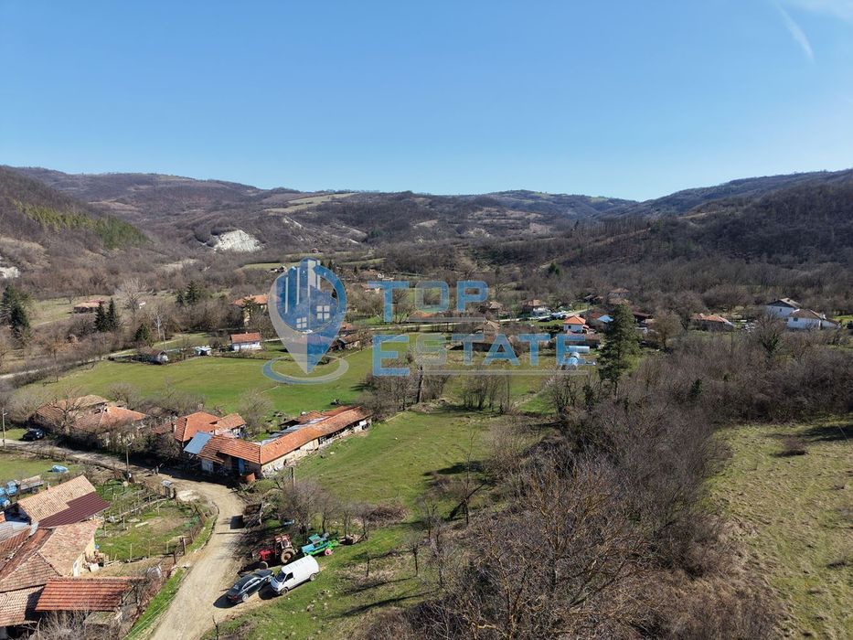 Панорамен парцел с партиди за ток и вода в планинското село Разсоха