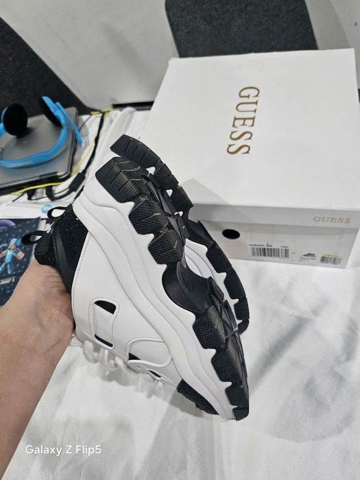 Сникърси на Guess