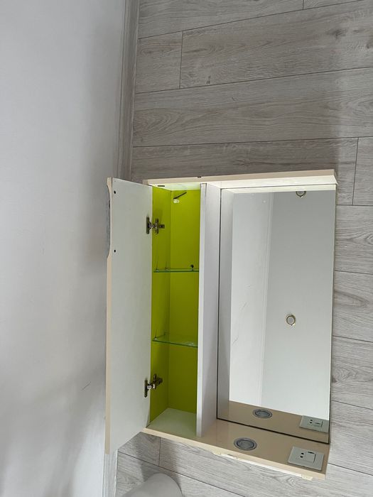 Продам шкаф навесно с зеркалом