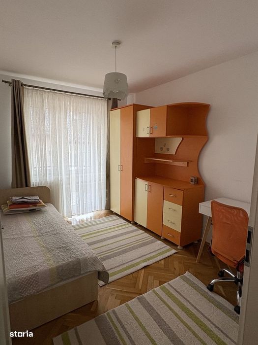Apartament cu 4 camere, garaj , beci, pod și 3 balcone