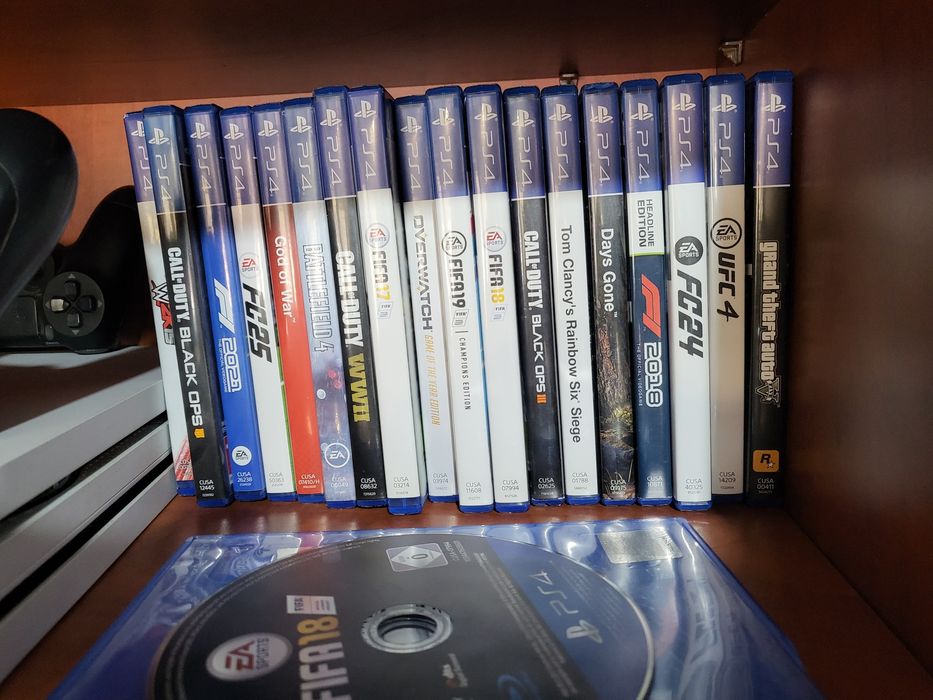 PlayStation 4 PRO с 5 джойстика + 20игри