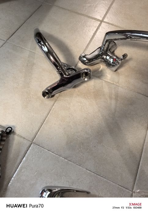 Продавам 2нр.смесители за кухня. Стенен монтаж почти нови