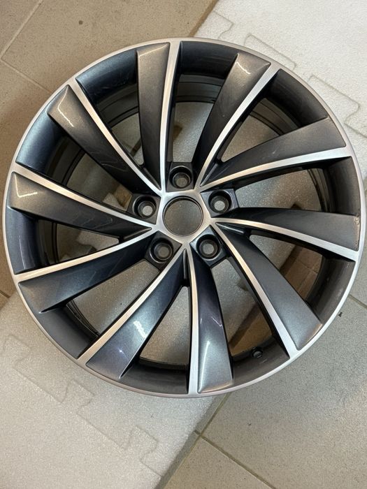 Оригинална алуминиева джанта