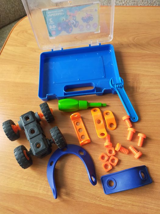 Игрушки Конструктор "Трекеры"