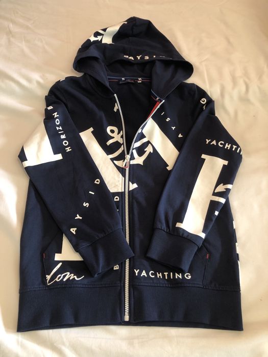 Продавам суичър за момче