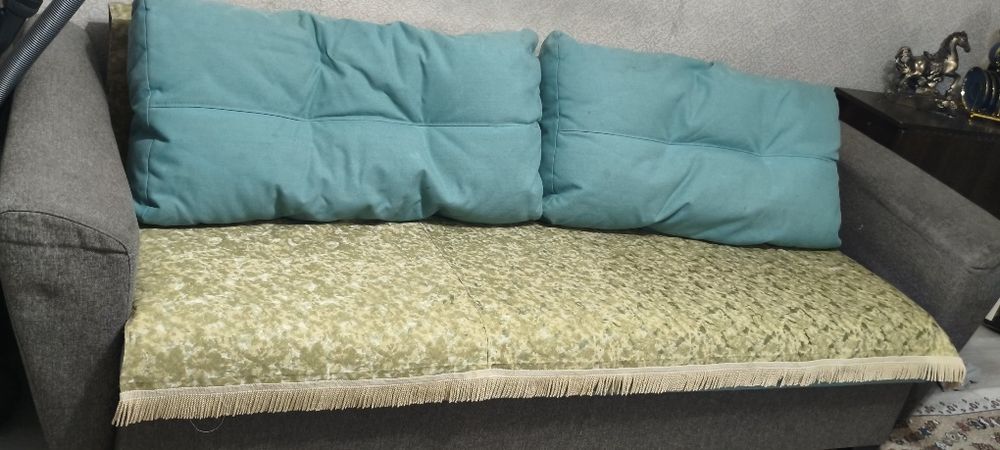 Диван,две спальные кровати,ковры,шторы.