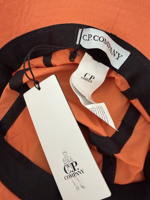 шушлякава шапка Cp company orange bucket.