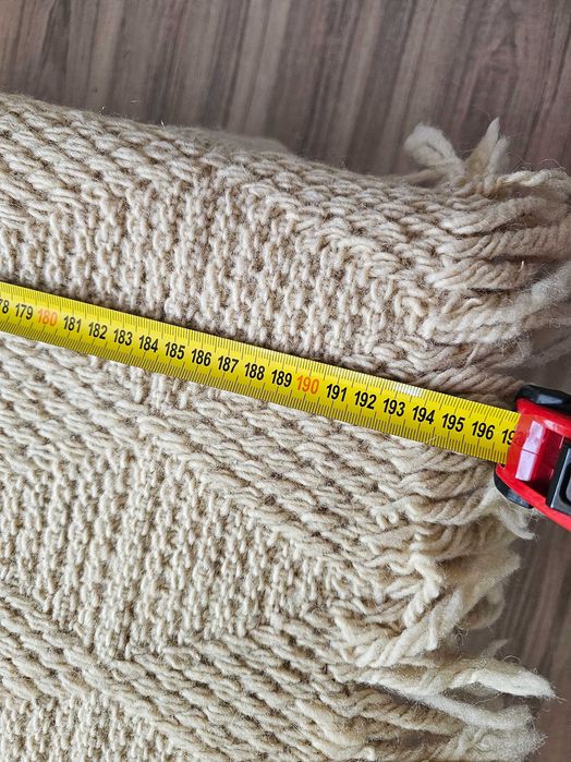 Вълнено шалте за легло