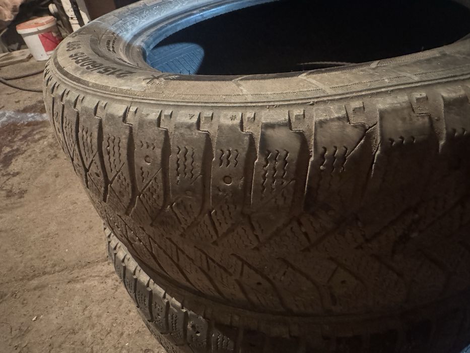 Продам 2 шины зимние