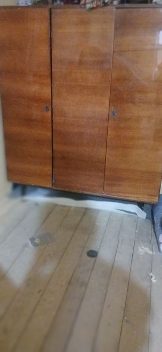 Shkaf va eshik sotiladi