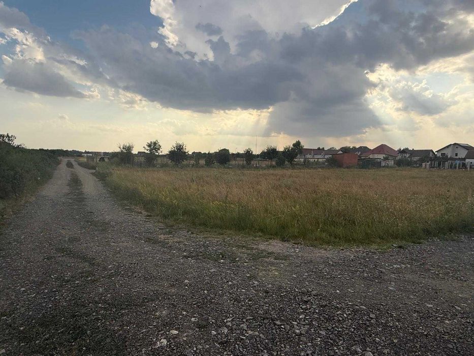 Proprietar vand teren intravilan pe colt