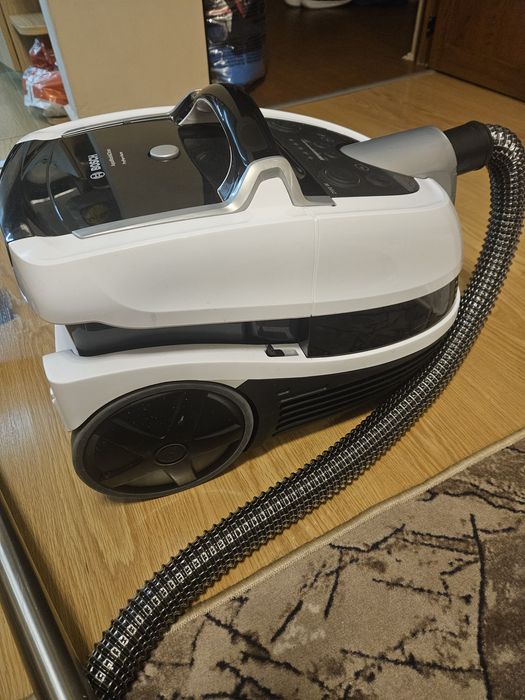 Прахосмукачка за мокро и сухо почистване BOSCH BWD421PRO. 

Може д