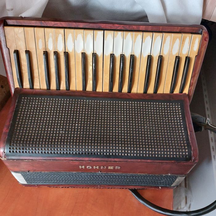 Vind acordeon HOHNER original  sita  acordat