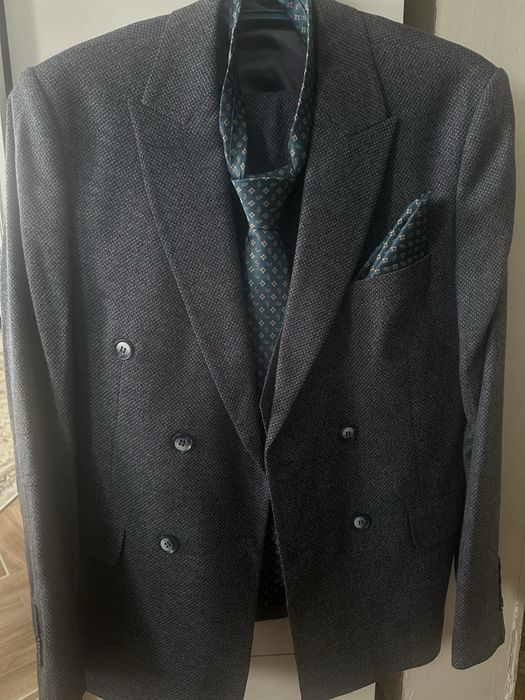 Продам кастюмы молодежные!